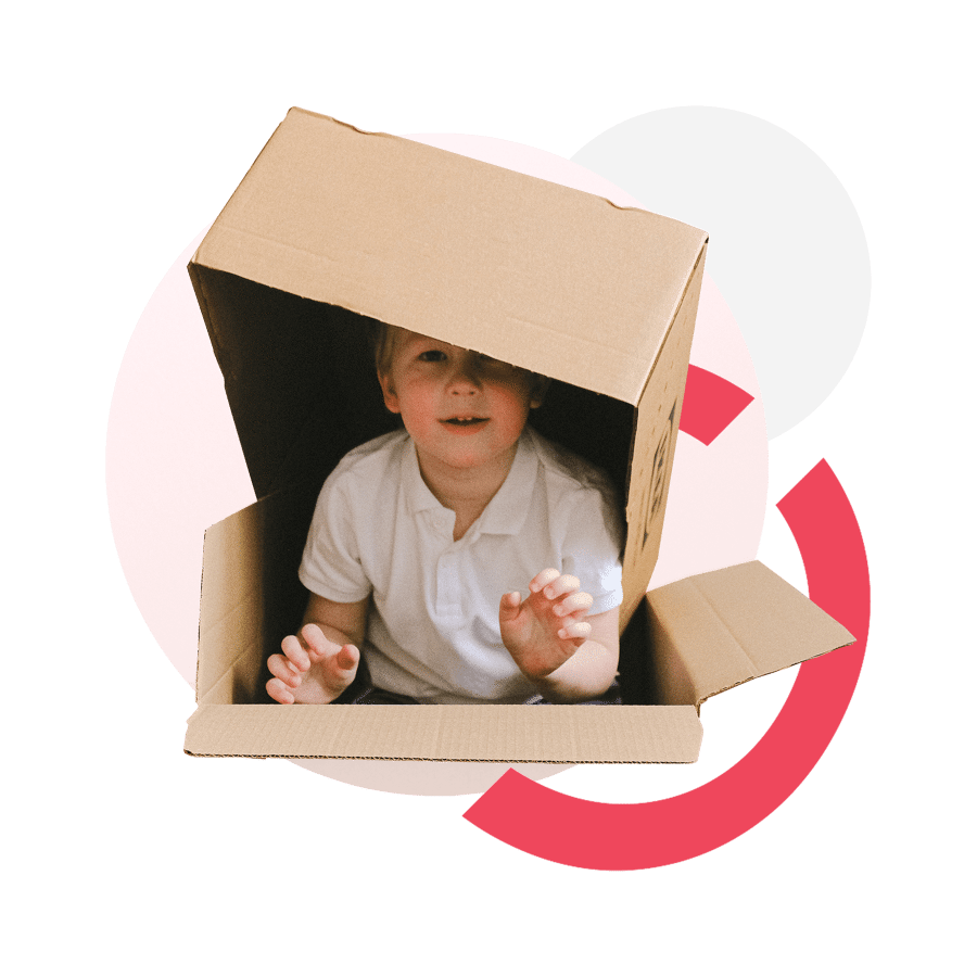 Niño jugando con caja en sección de paquetes de marketing